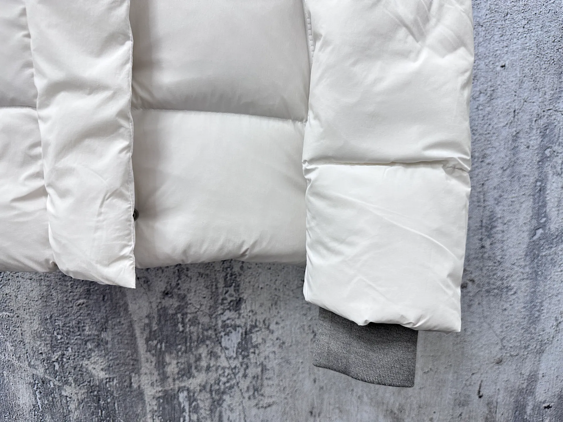 P740 【𝗖𝗔𝗡𝗔𝗗𝗔 𝗚𝗢𝗢𝗦𝗘】Capsule Series Macaron White Label Fabric: Made of soft EnduraLuxe fabric imported from DuPont, CORDURA, USA, which enhances the durability of easy-to-wear parts, is lightweight and durable; the liner is made of 400T anti-velvet gallbladder, which is comfortable, soft and non-velvet. : Equipped with a detachable hood, which can be adjusted in two directions, and is also filled with down, which brings greater softness and wrapping around the head and neck, and is full of warmth. This parka features white trim on the back and sides, and the hardware locks are all original and custom-made to match the muted fabric color. Goose label: The official website’s new series of silicone material labels, non-embroidery labels. Length: Fit hip-length. Size: XS-L